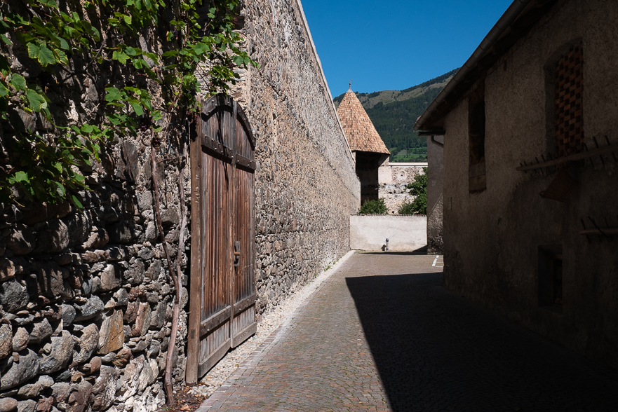 Gasse in Glurns, der kleinsten Stadt der Alpen